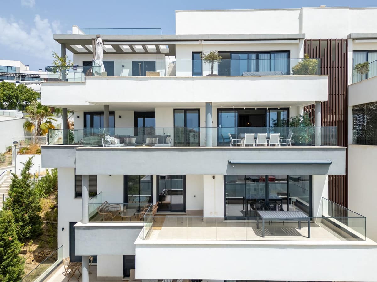 Vier-slaapkamerappartement met panoramisch zeezicht in Estepona in Estepona - foto 4