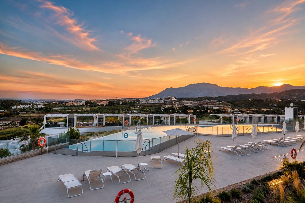 Drie-slaapkamer appartement met panoramisch zeezicht in Estepona in Estepona - foto 4