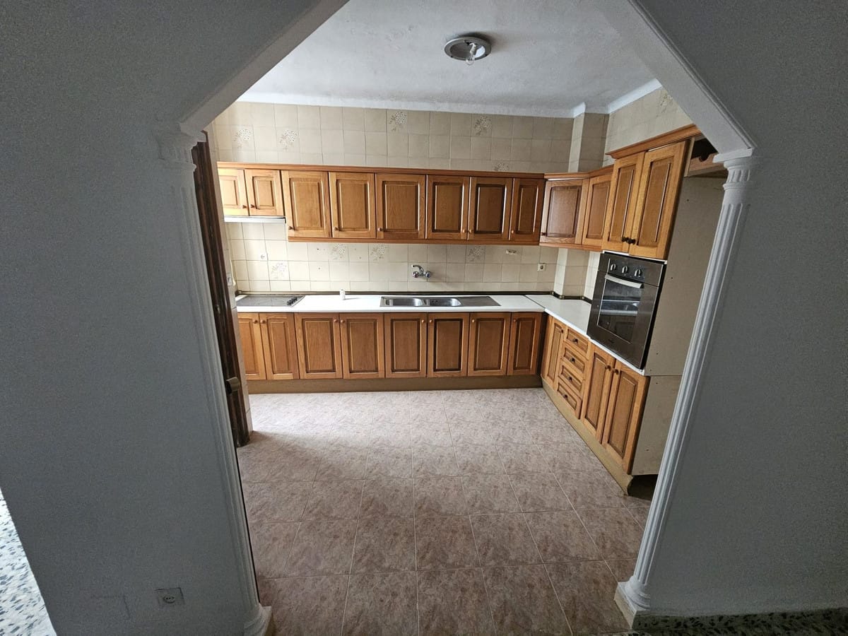 3-slaapkamer vrijstaande woning in Estepona centrum met solarium en ontwikkelingskansen in Estepona - foto 4