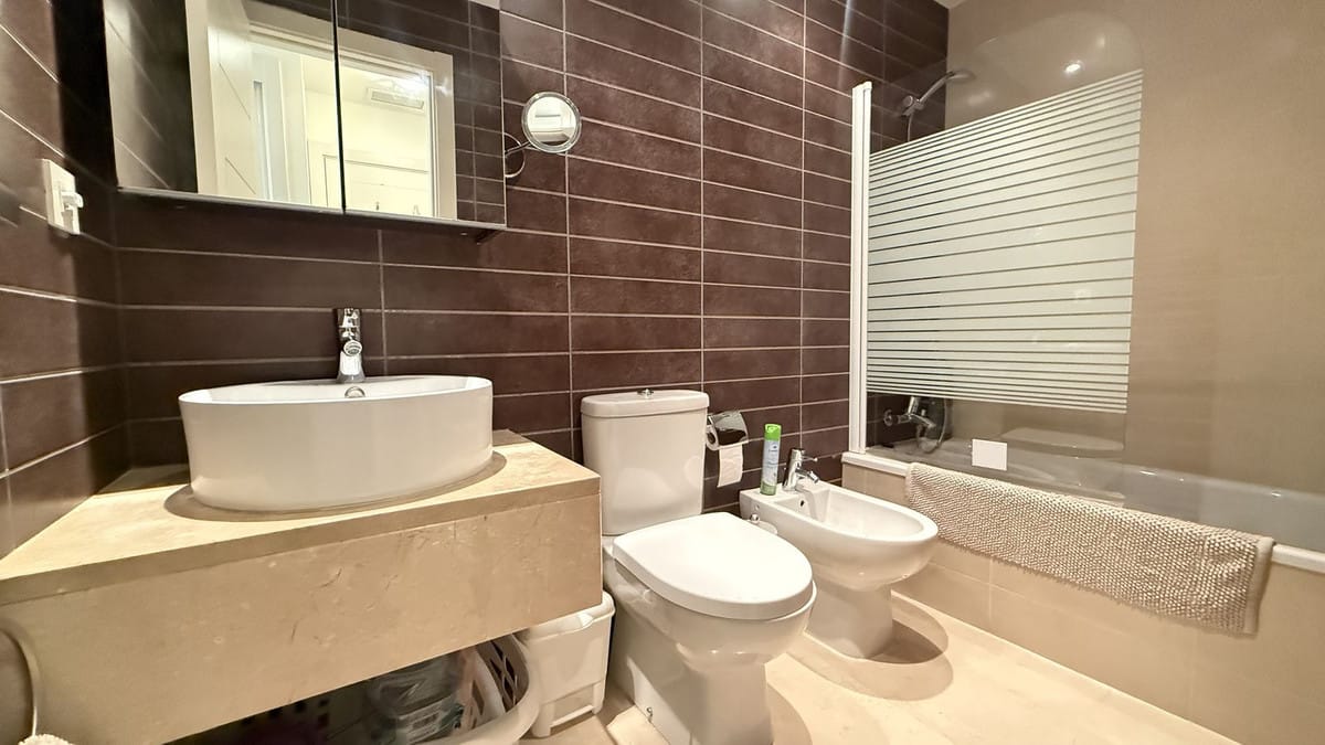 Ruim 4-slaapkamer duplex naast golfbaan in Estepona in Estepona - foto 13