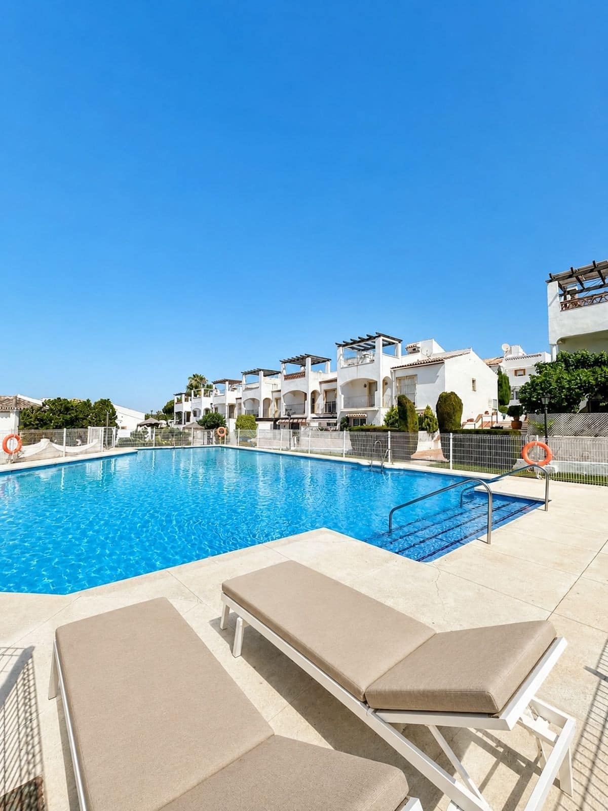 Drie-slaapkamer hoek-tussenwoning in Costabella, Marbella-Oost in Costabella - foto 3