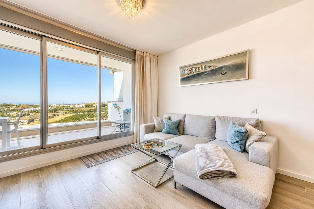 Drie-slaapkamer appartement met panoramisch zeezicht in Estepona in Estepona - foto 2