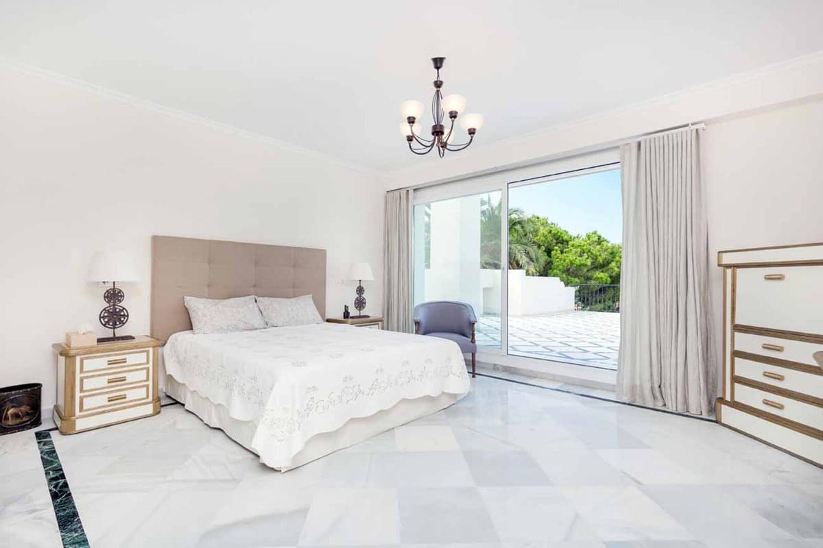 Ruime villa aan de golfbaan (frontline) te koop in Río Real, Marbella in Río Real - foto 15