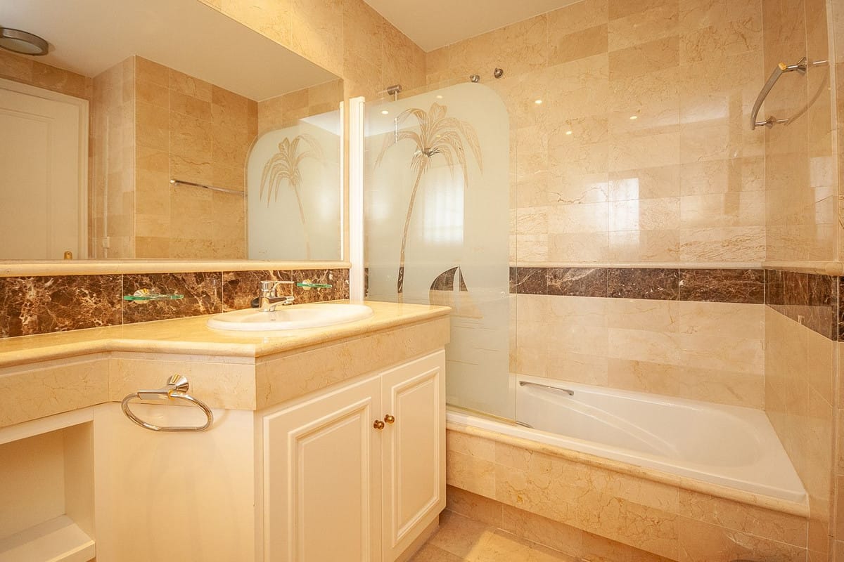 Drie-slaapkamer appartement in Elviria met panoramisch zeezicht in Elviria - foto 8