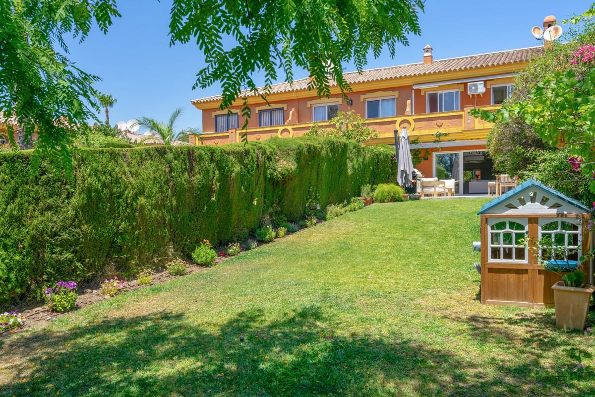 Drie slaapkamers stadswoning met privé-tuin in Nueva Atalaya, Estepona in Estepona - foto 4