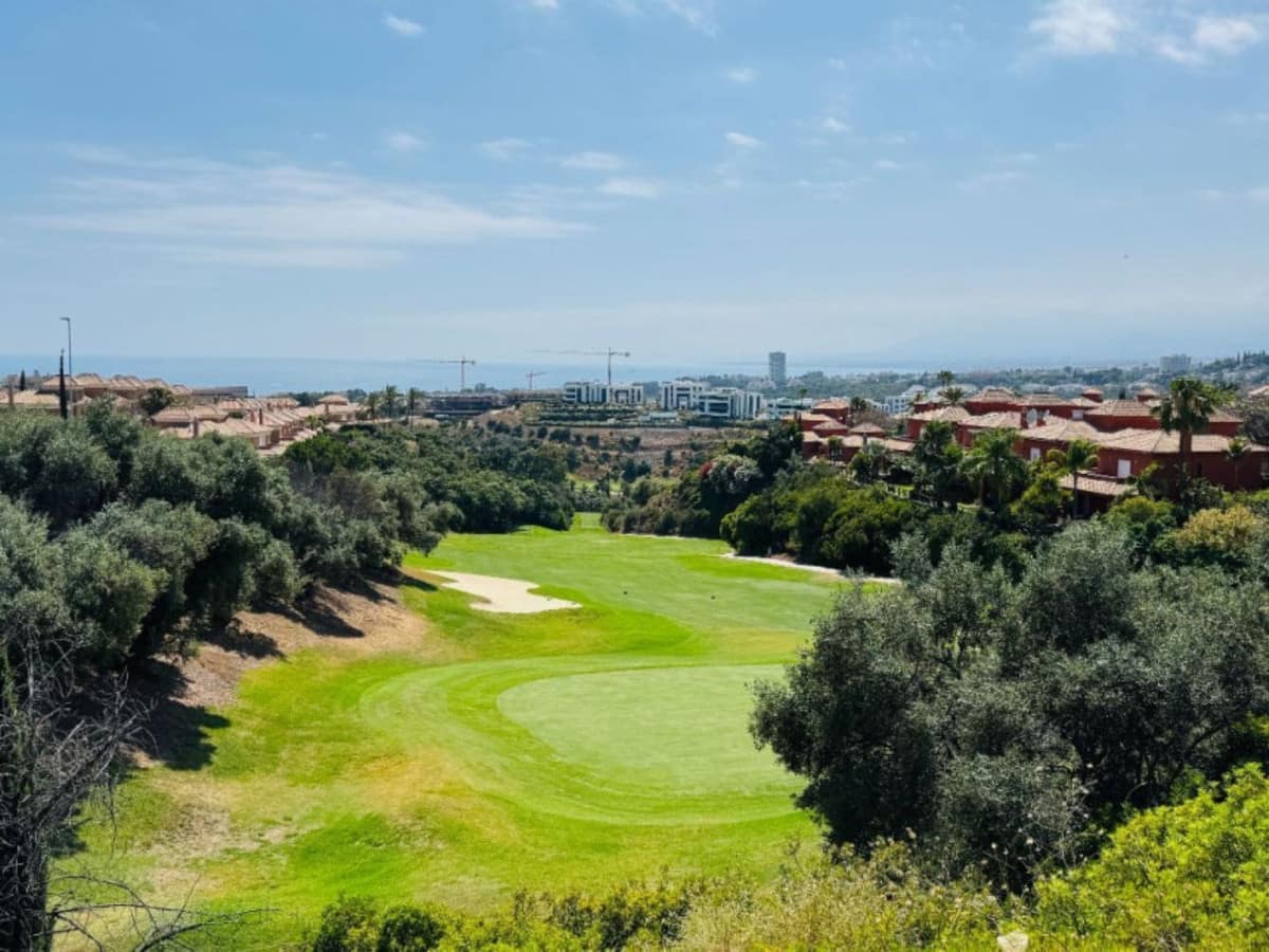 Spectaculair driekamer duplex met 180° zeezicht in Santa Clara Golf, Marbella in Marbella - foto 13