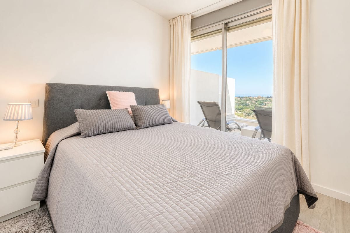 Drie-slaapkamer appartement met panoramisch zeezicht in Estepona in Estepona - foto 17