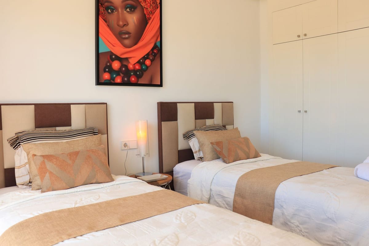 Estepona – Sunset Resina Golf Stadswoning met 3 slaapkamers te huur en te koop in Estepona - foto 5