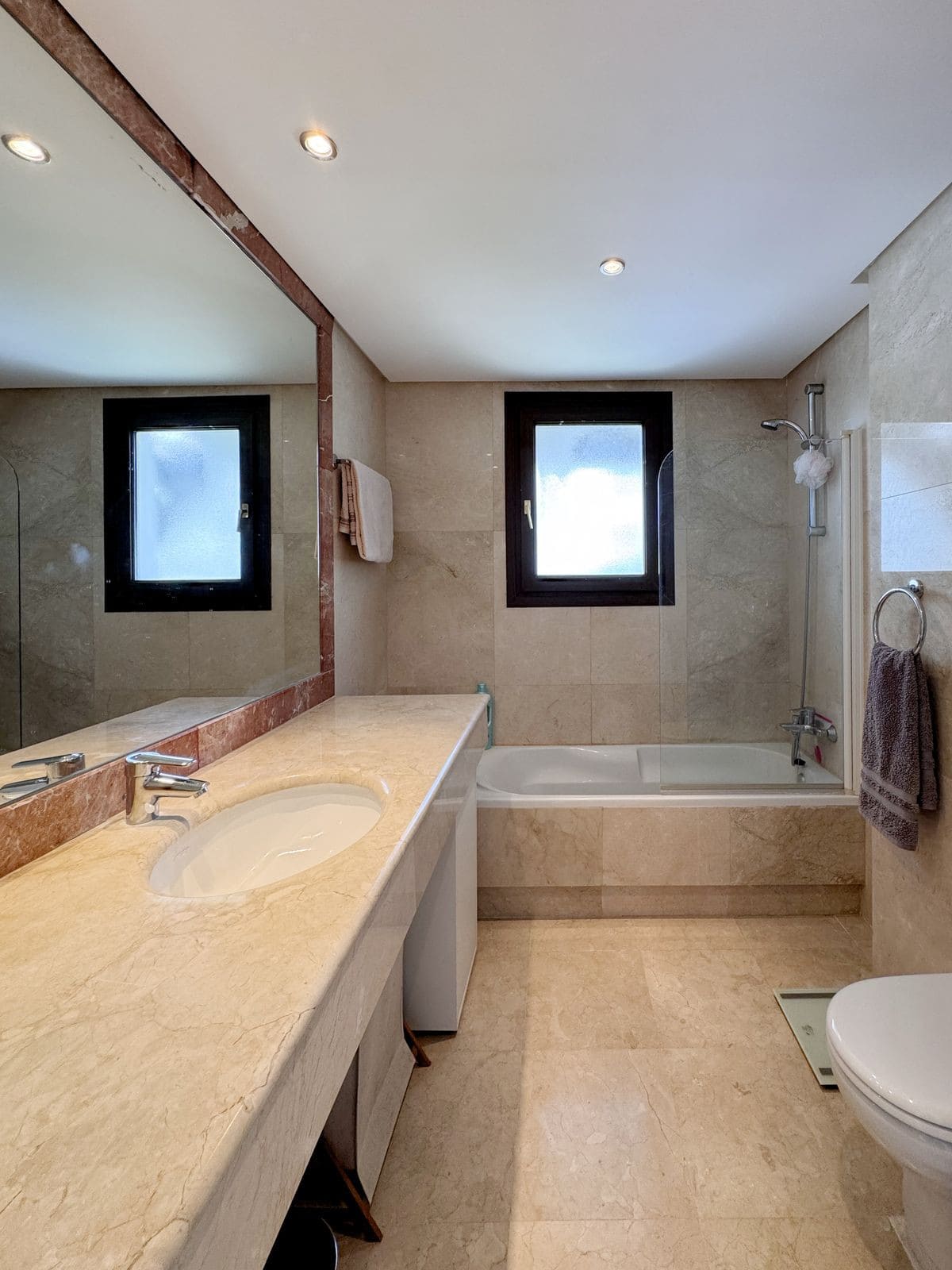 Enige vier-slaapkamer duplex penthouse in de urbanisatie van Mijas Golf - foto 17