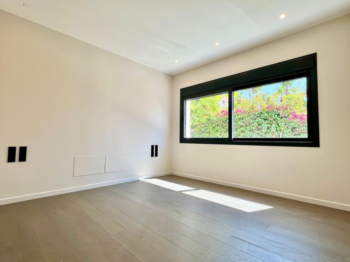 Moderne nieuwbouwvilla aan de tweede lijn strand in Elviria in Elviria - foto 16