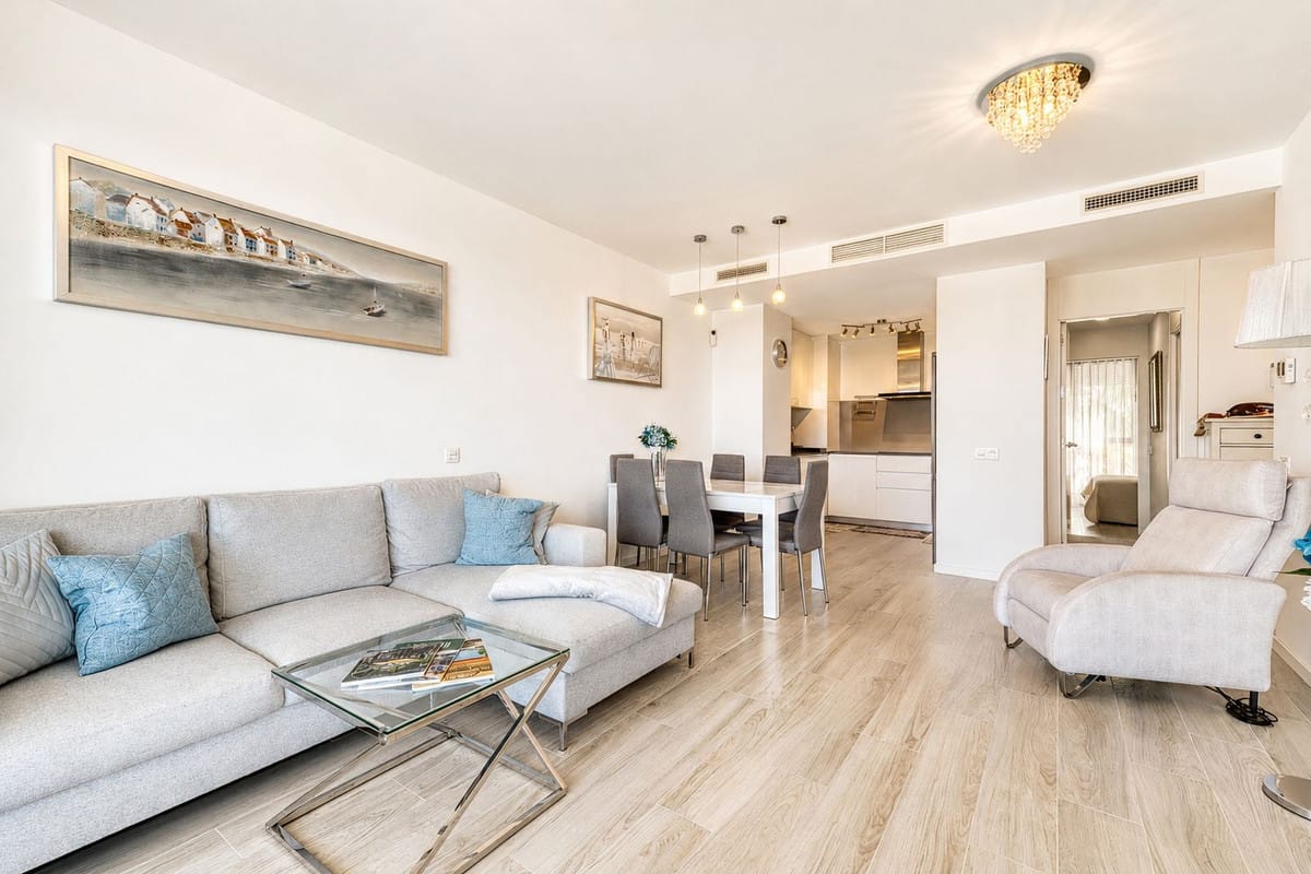 Drie-slaapkamer appartement met panoramisch zeezicht in Estepona in Estepona - foto 9
