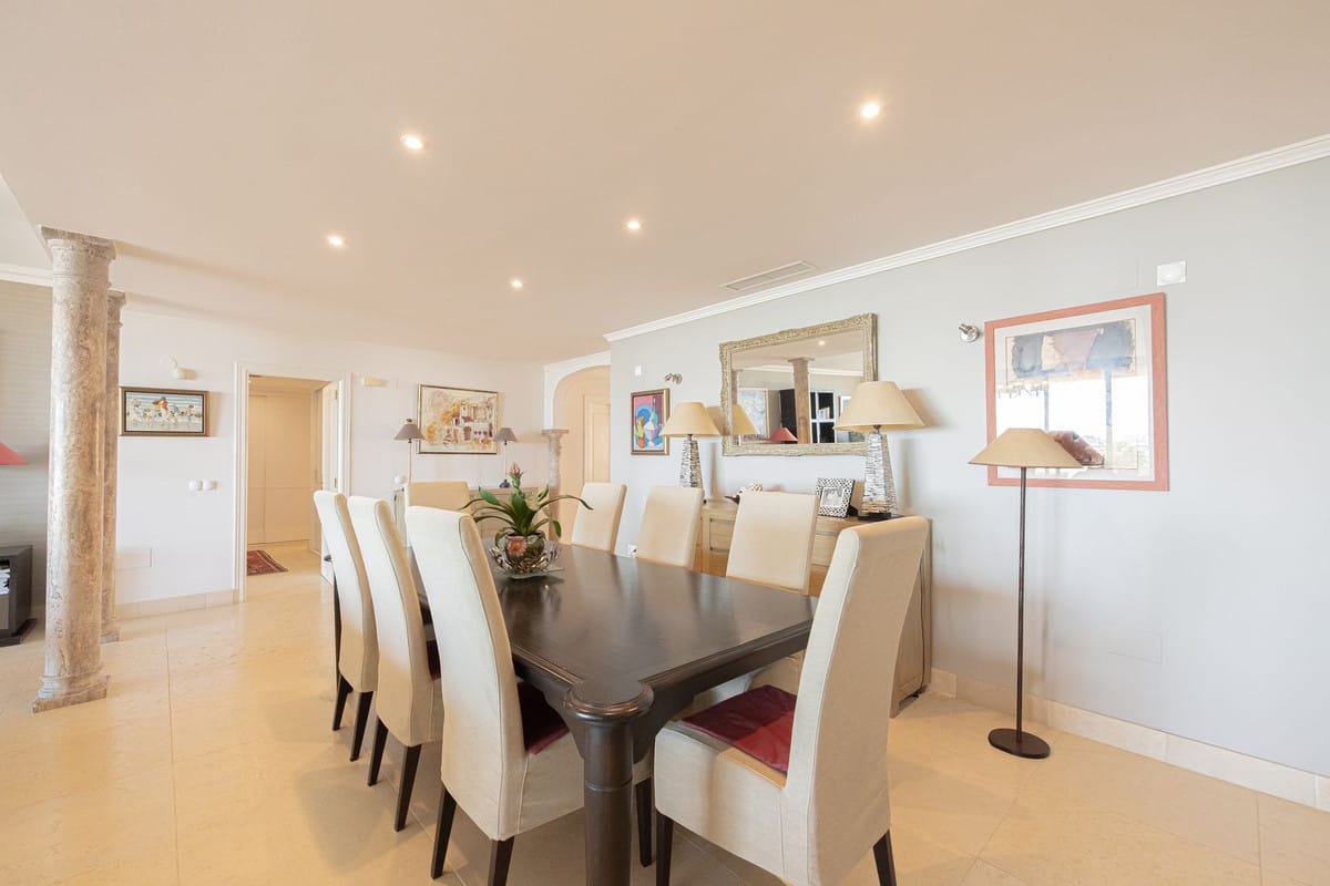 Ruim driekamer-subpenthouse met panoramisch zeezicht in Magna Marbella in Nueva Andalucía - foto 13