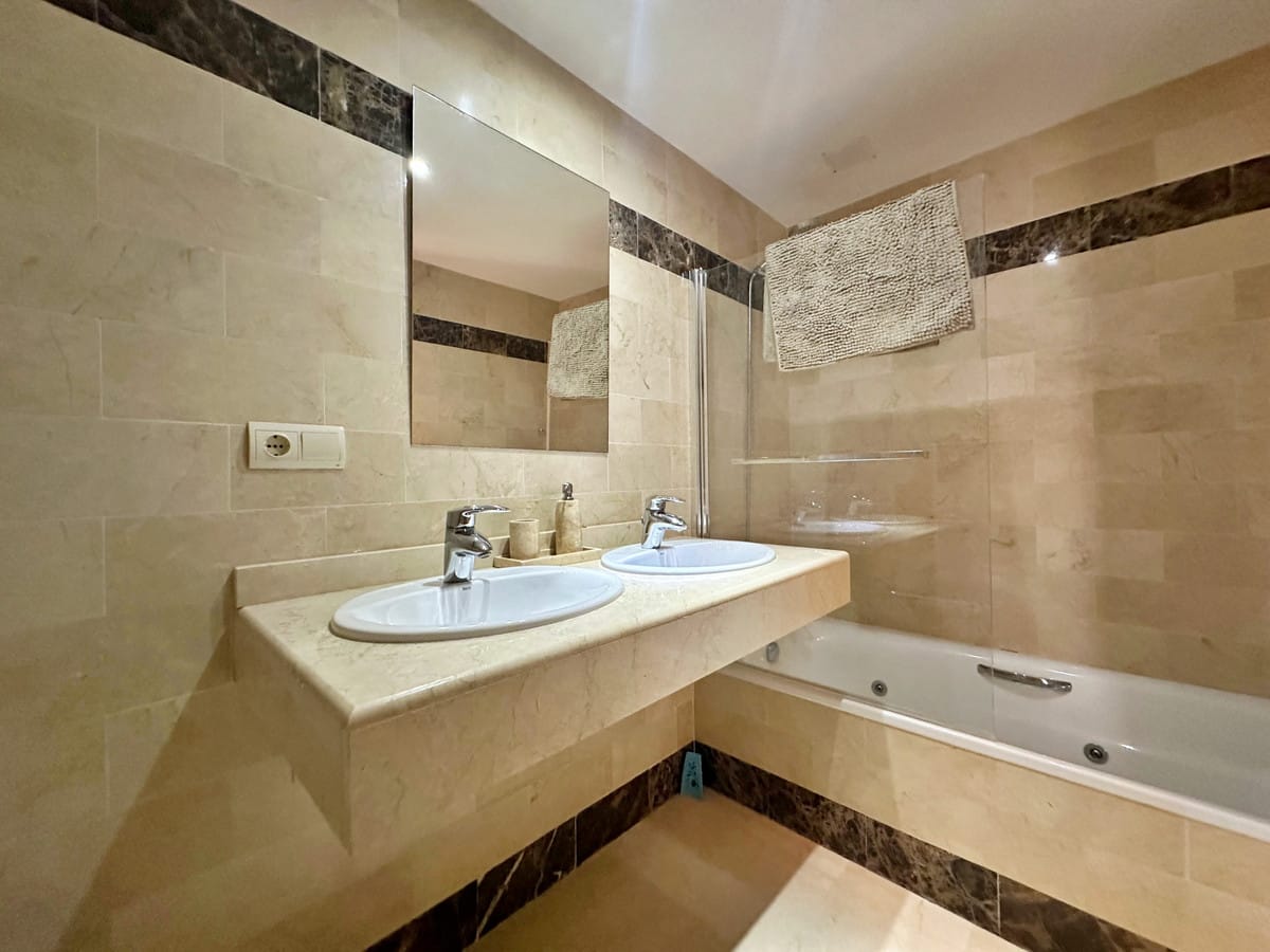 Ruime 3-slaapkamer villa in Benahavís, Puerto de Los Almendros, met panoramisch zee- en bergzicht in Benahavís - foto 12