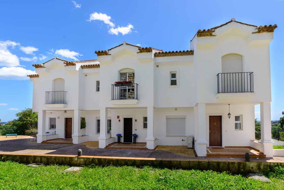 Ruime 3-slaapkamer villa in Benahavís, Puerto de Los Almendros, met panoramisch zee- en bergzicht in Benahavís - foto 2