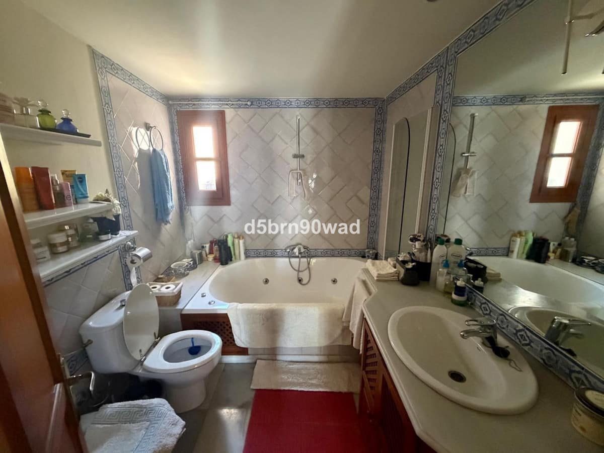 Traditionele 3-slaapkamer townhouse met zeezicht in Nagüeles, Marbella in Marbella - foto 6