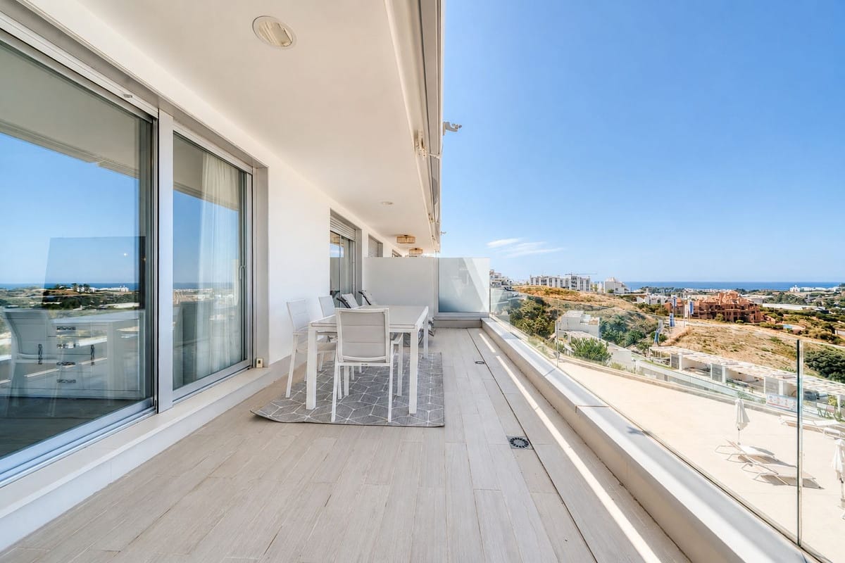 Drie-slaapkamer appartement met panoramisch zeezicht in Estepona in Estepona - foto 19