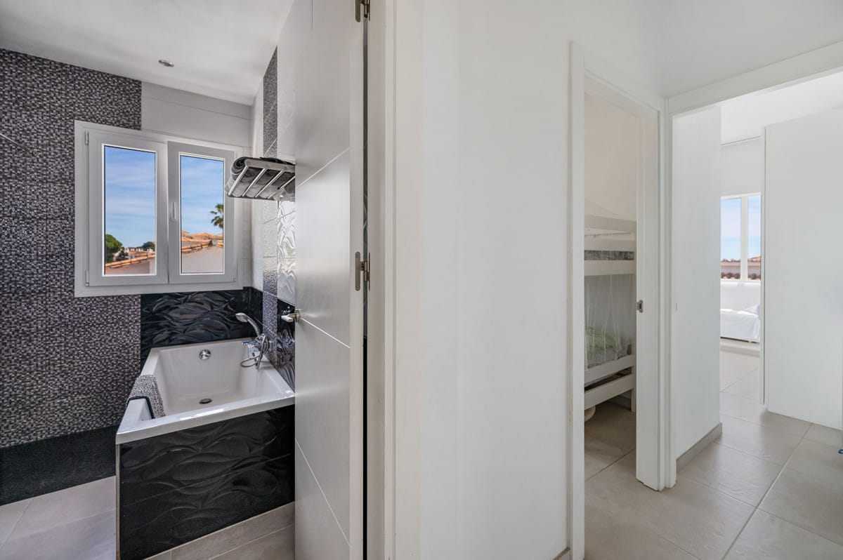 Moderne 3-slaapkamer villa in Estepona op loopafstand van het strand in Estepona - foto 20