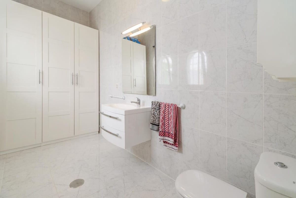 Villa met 5 slaapkamers en zeezicht in Estepona in Estepona - foto 15