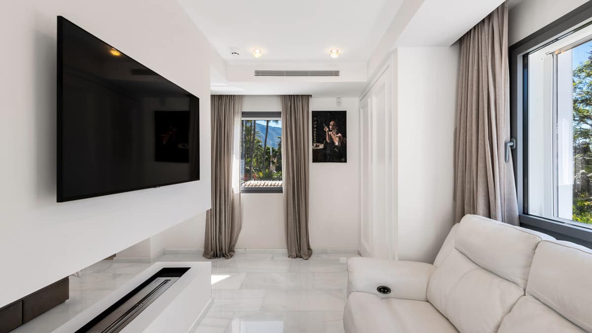 Villa Hermosa met zes slaapkamers in La Cerquilla, Nueva Andalucía in Nueva Andalucía - foto 12