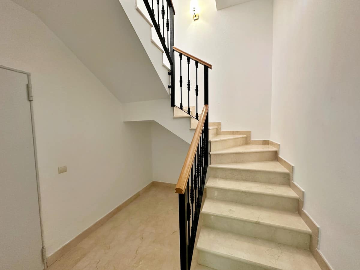 Ruime 3-slaapkamer villa in Benahavís, Puerto de Los Almendros, met panoramisch zee- en bergzicht in Benahavís - foto 18