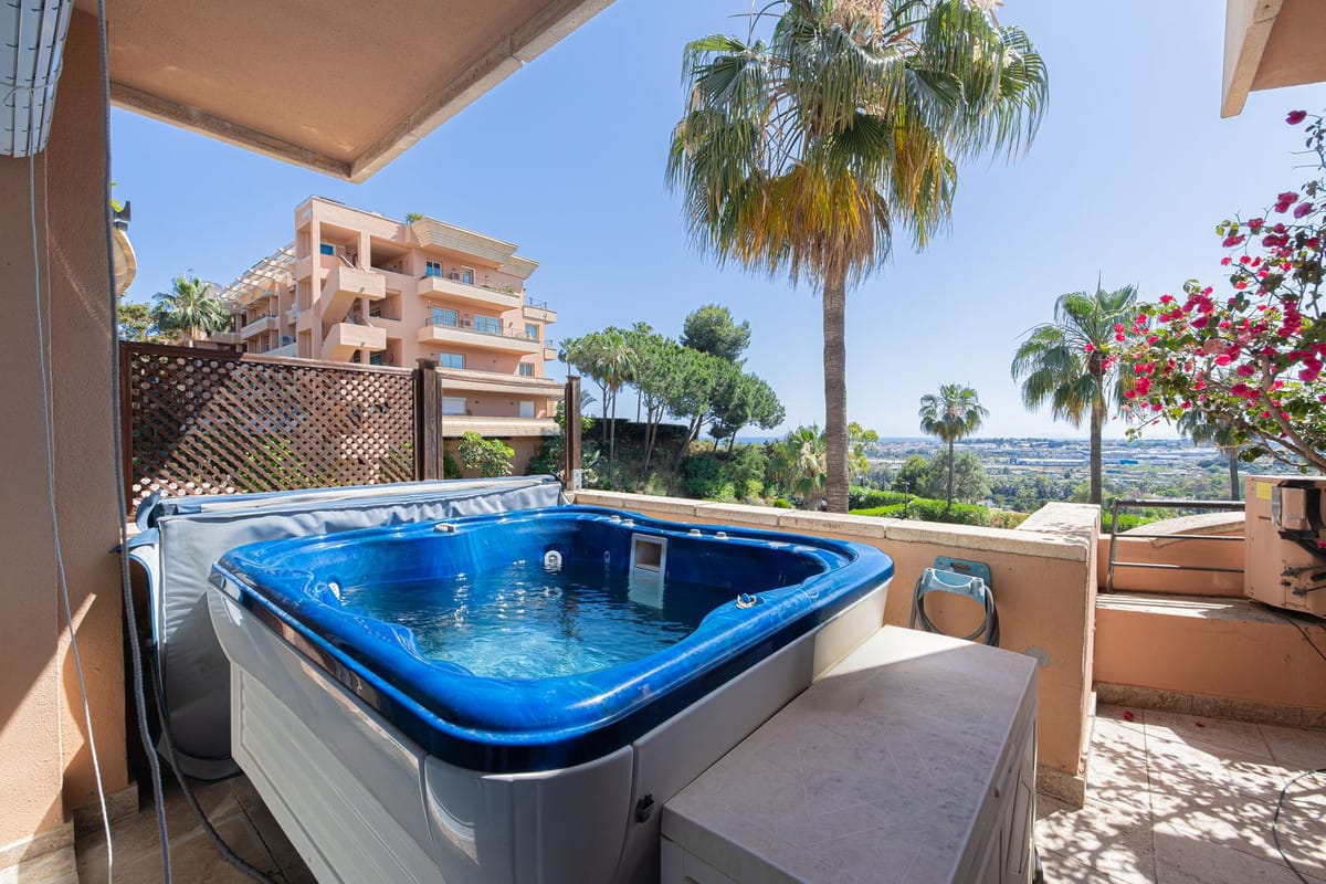 Ruim driekamer-subpenthouse met panoramisch zeezicht in Magna Marbella in Nueva Andalucía - foto 17