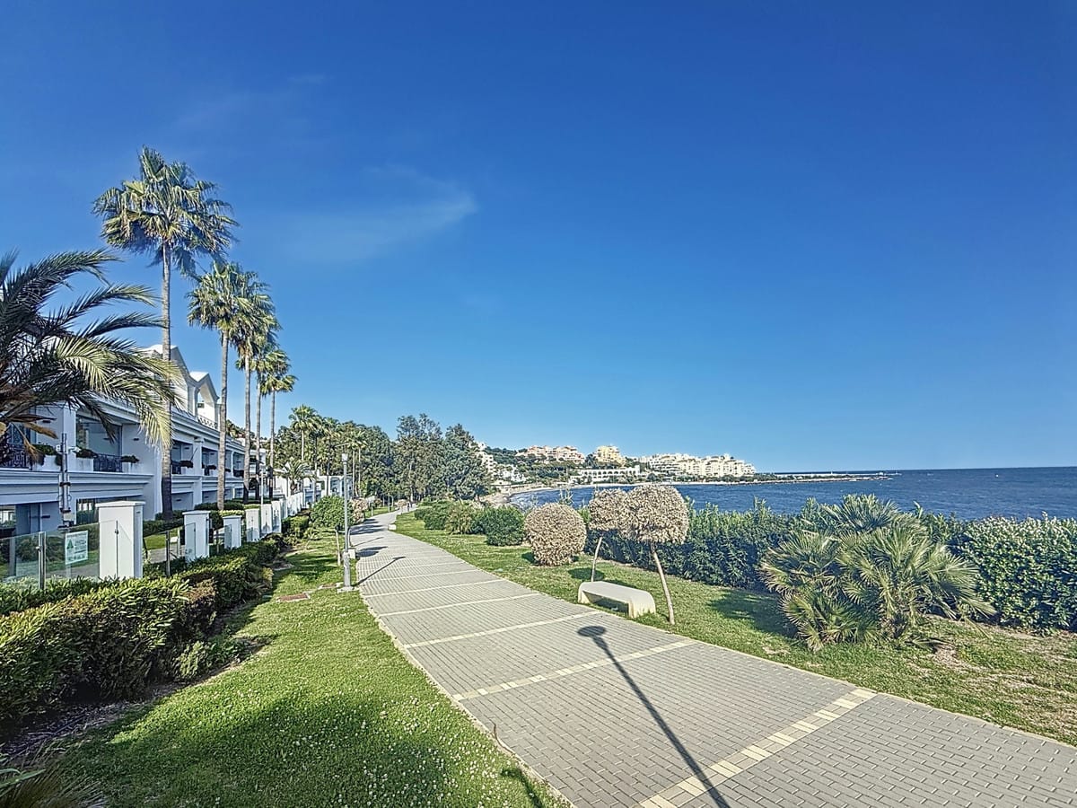 Twee-slaapkamerappartement aan de kust in Estepona in Estepona - foto 3