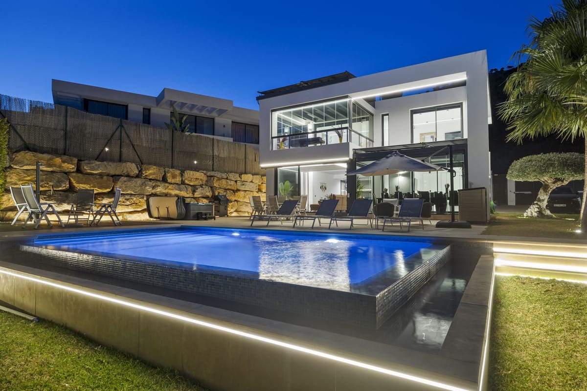 Villa Yara te koop in Mijas | Hedendaagse villa met cinema, sauna, zwembad en bergzicht in Mijas - foto 12