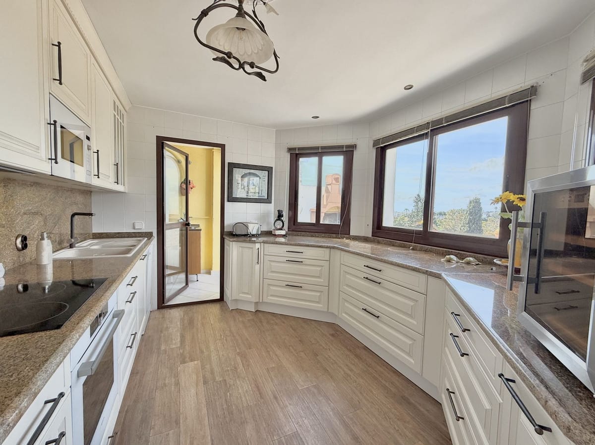 Exclusieve duplex-penthouse in Las Lomas de Marbella Club – panoramische zee- en bergzichten in Marbella - foto 11