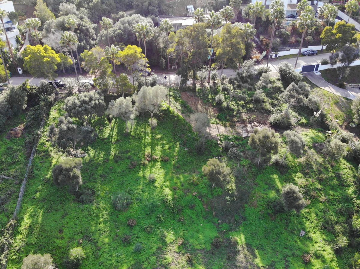 EXCLUSIEVE URBAN KAVEL IN SOTOGRANDE: BOUWVERGUNNING EN LEGES REEDS BETAALD in Sotogrande - foto 3