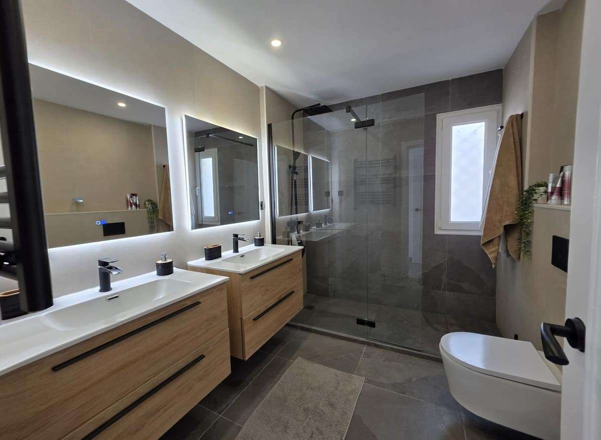 Drie-slaapkamer appartement in Nueva Andalucía met zee- en bergzicht in Nueva Andalucía - foto 7