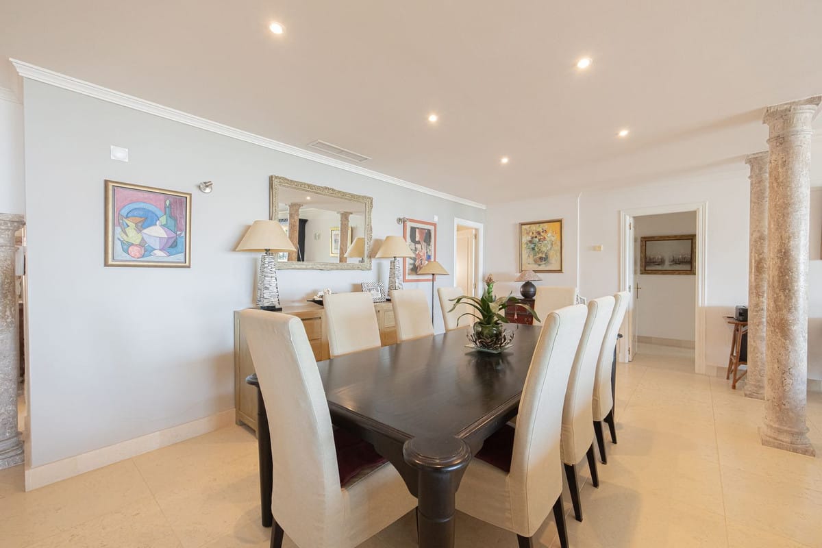 Ruim driekamer-subpenthouse met panoramisch zeezicht in Magna Marbella in Nueva Andalucía - foto 14