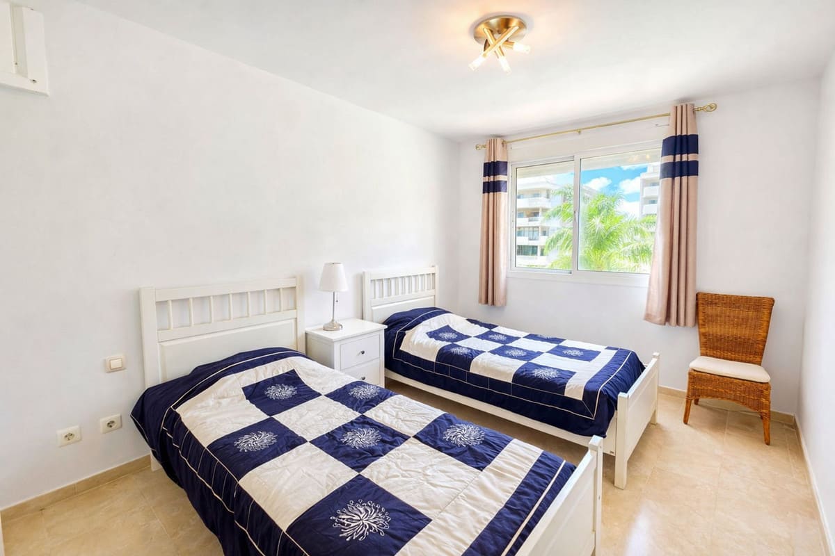 Ruime 3-slaapkamer duplex aan de eerste lijn van de golfbaan in La Duquesa in La Duquesa - foto 14