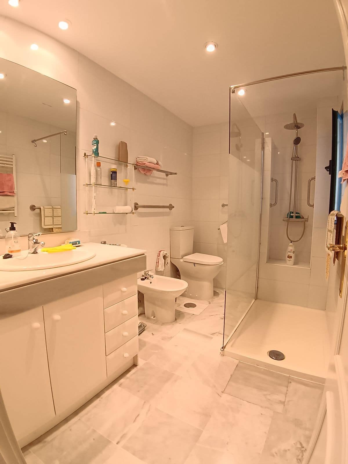 Drie-slaapkamer appartement in Marbella met zee- en bergzicht in Marbella - foto 15