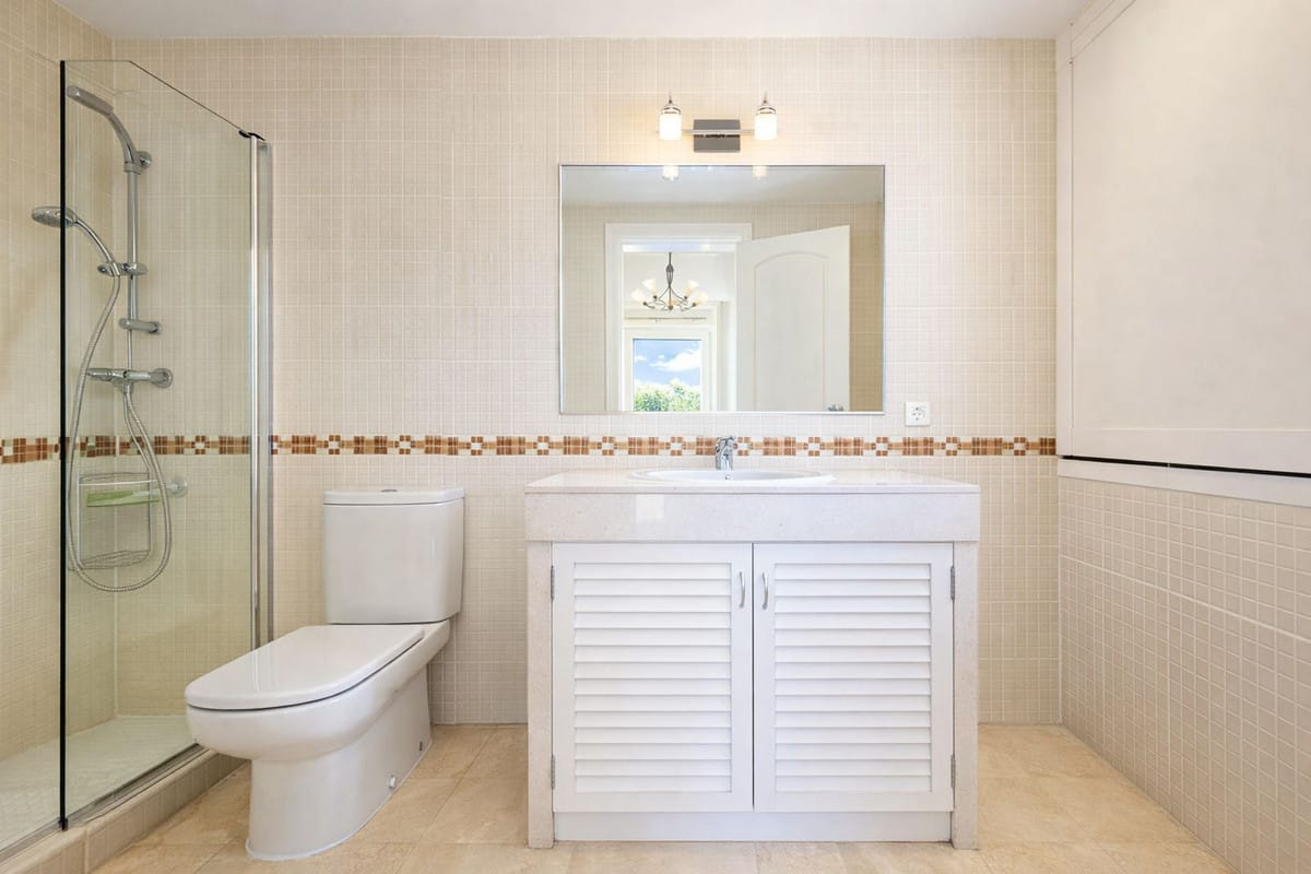 Ruime 3-slaapkamer duplex aan de eerste lijn van de golfbaan in La Duquesa in La Duquesa - foto 13