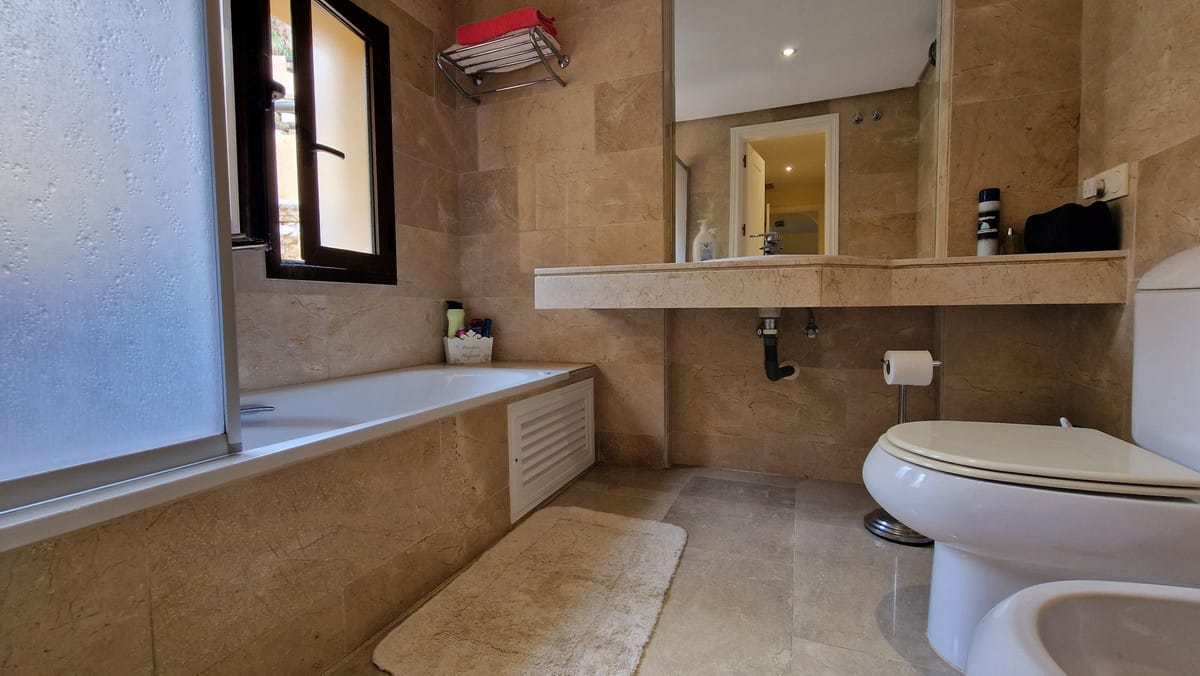 Appartement met drie slaapkamers in La Duquesa in La Duquesa - foto 19