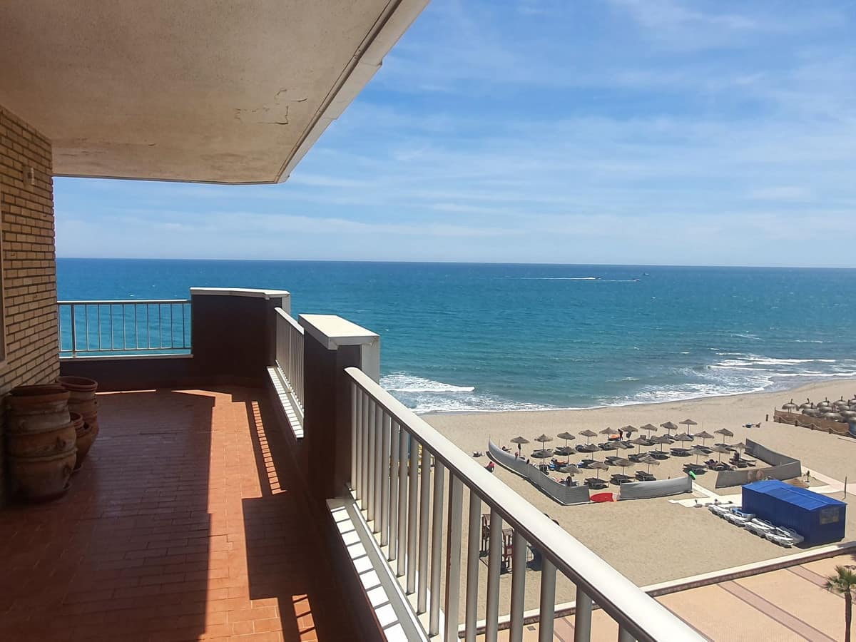 Drie-slaapkamer appartement aan de eerste lijn strand in Fuengirola in Fuengirola - foto 3