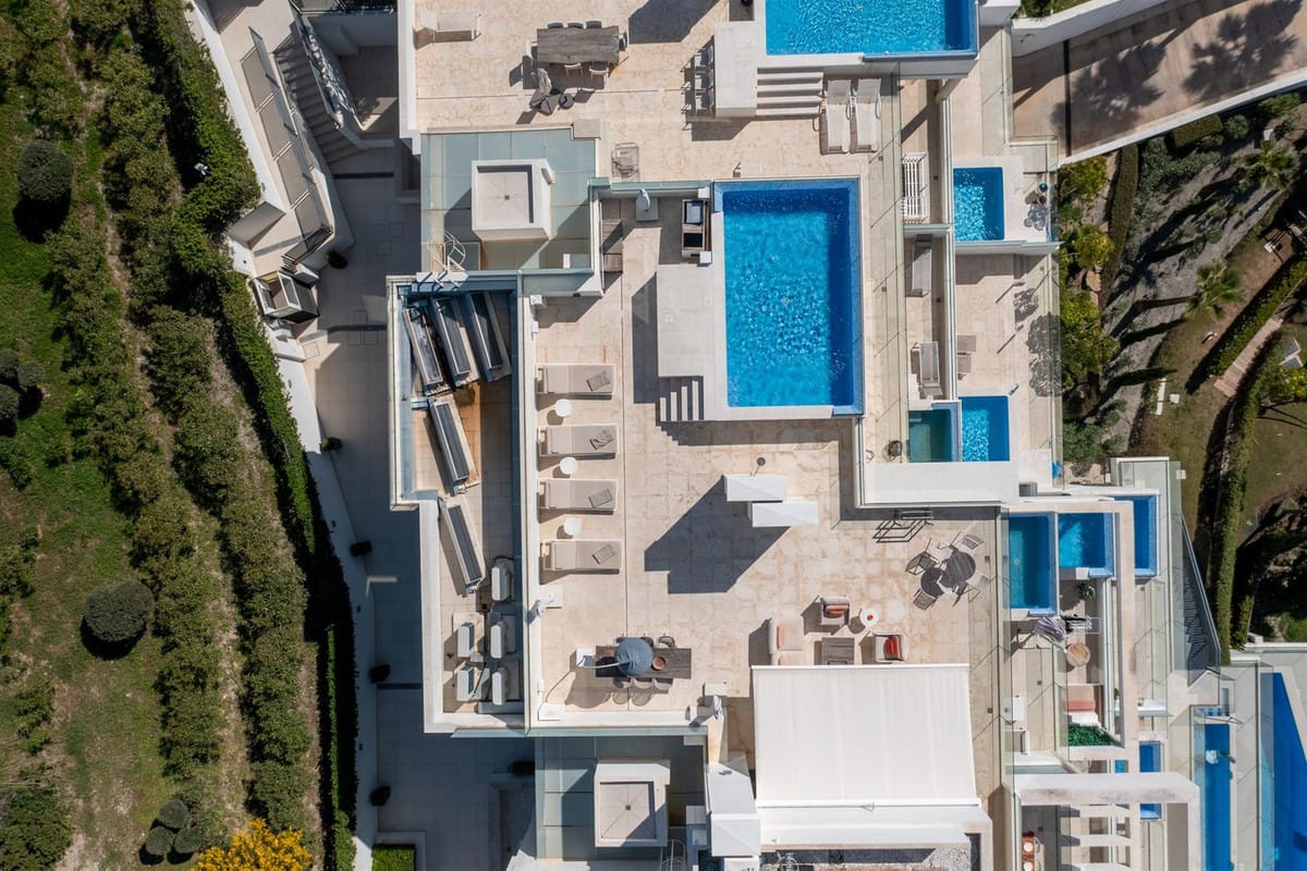 Iconische zuidgerichte duplex-penthouse met privé-solarium en zwembad te koop in Nueva Andalucía - foto 2