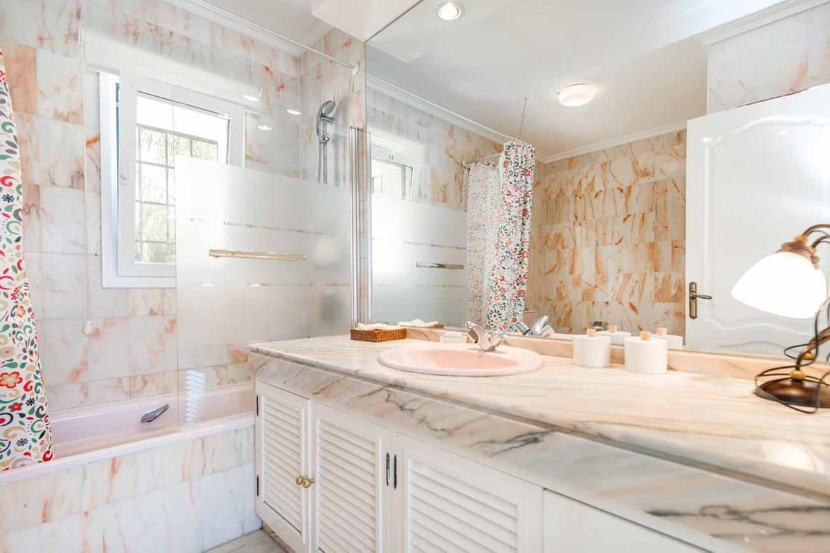 Ruime villa aan de golfbaan (frontline) te koop in Río Real, Marbella in Río Real - foto 18