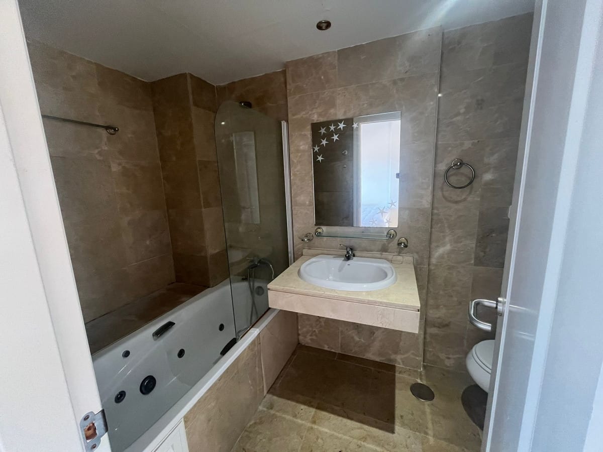 Appartement met 2 slaapkamers in La Duquesa in La Duquesa - foto 13