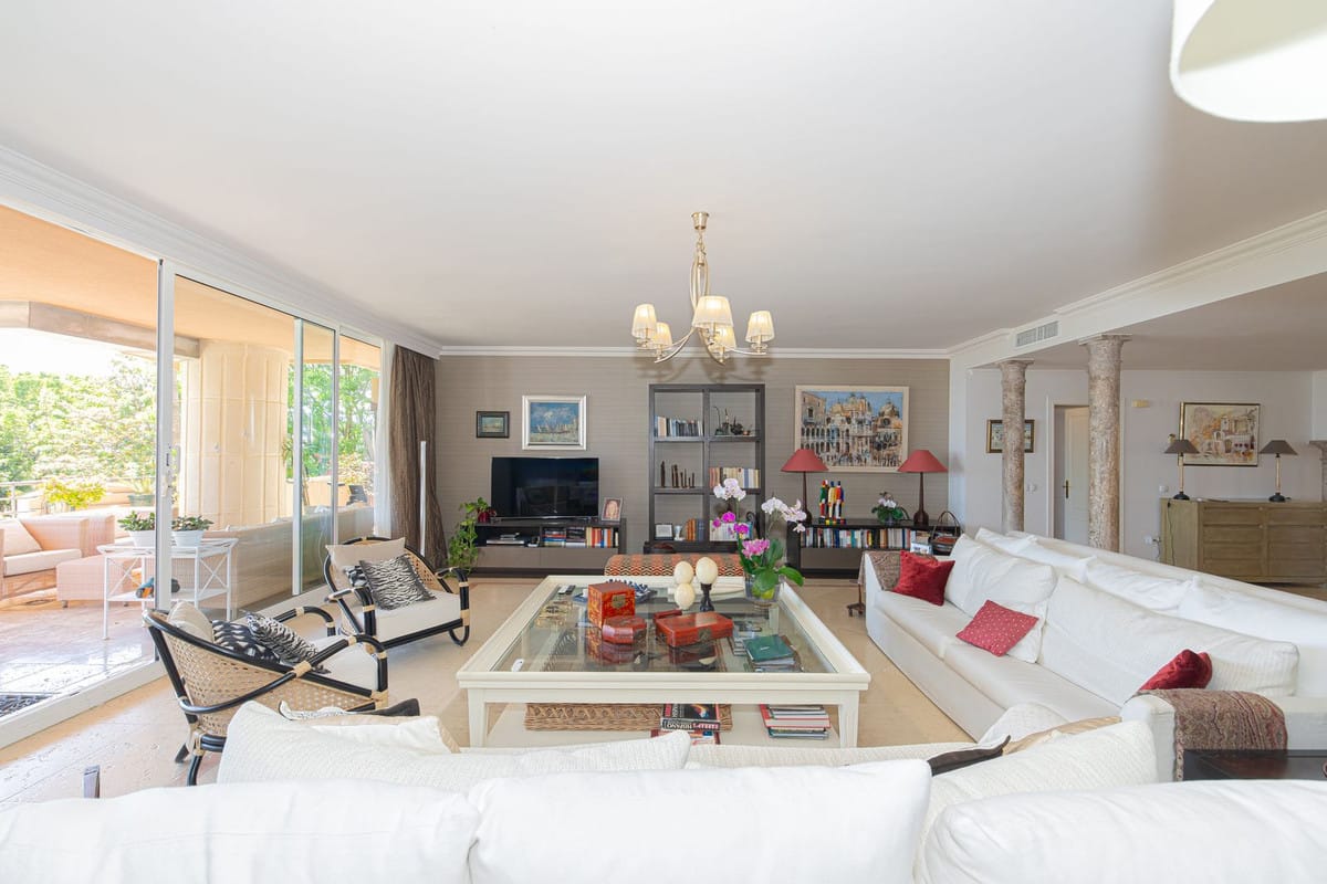 Ruim driekamer-subpenthouse met panoramisch zeezicht in Magna Marbella in Nueva Andalucía - foto 9