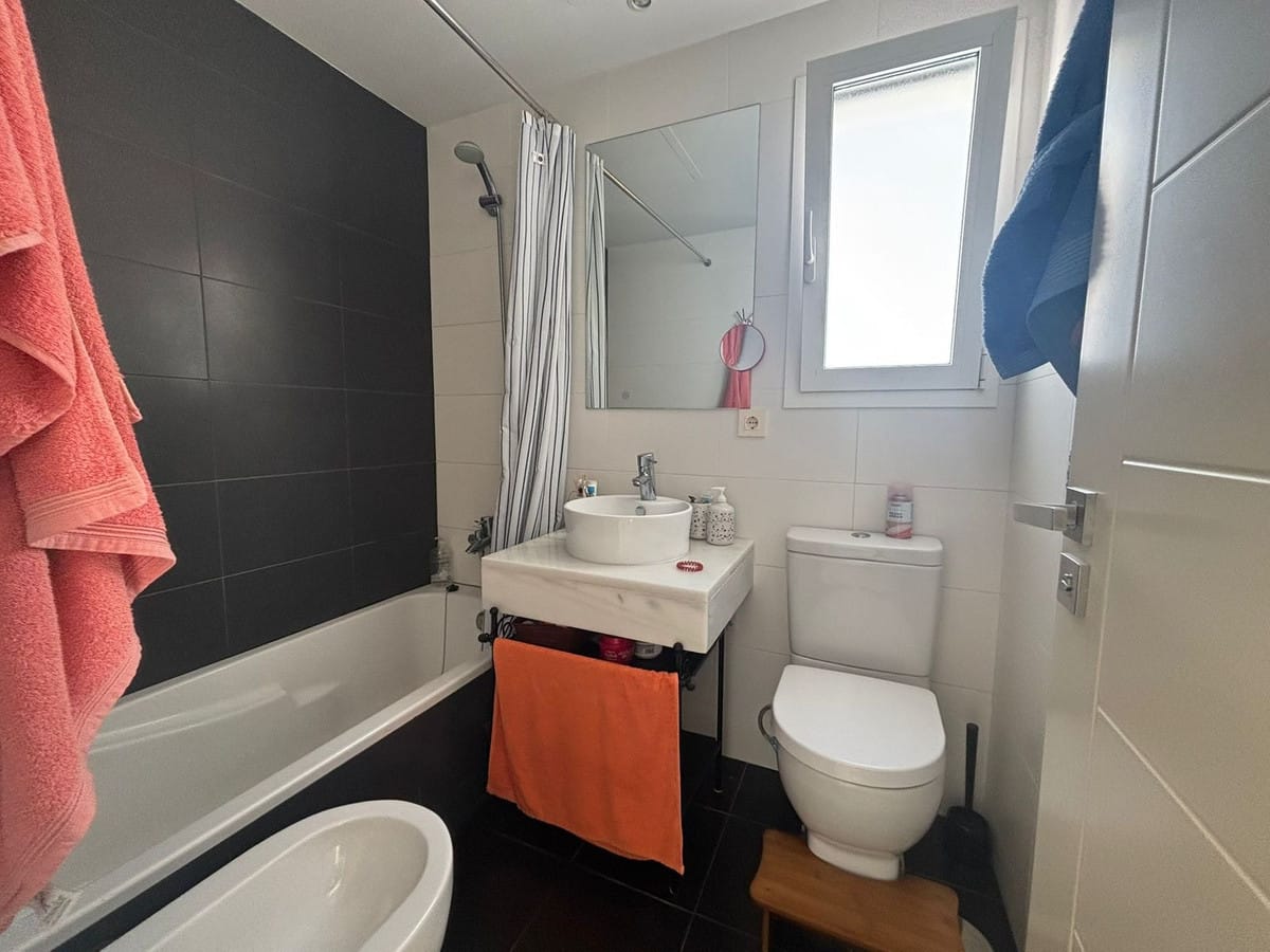 Twee-slaapkamer penthouse in Estepona met privé-solarium en panoramisch zee- en golfzicht in Estepona - foto 12