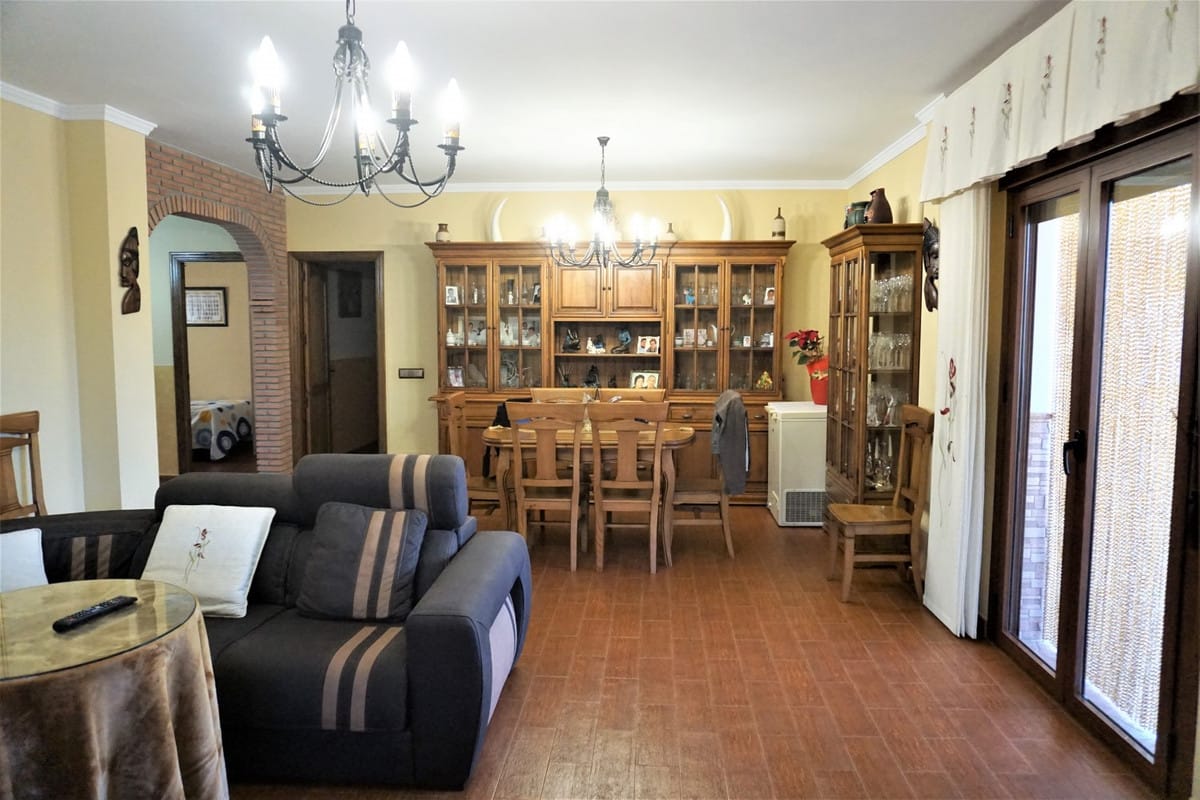 Vijf-slaapkamer villa in Sayalonga in Sayalonga - foto 16