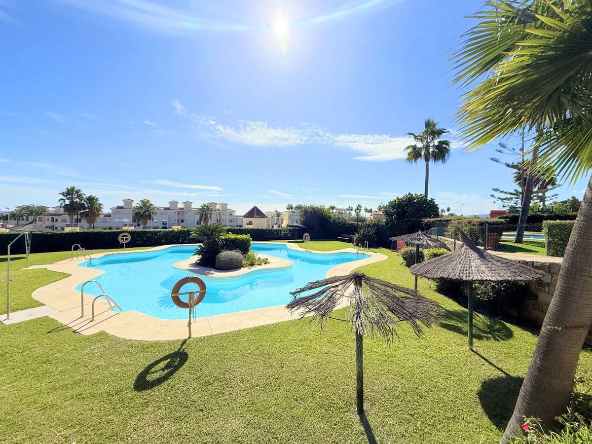 Drie-slaapkamer hoekwoning met zeezicht in Estepona in Estepona - foto 5