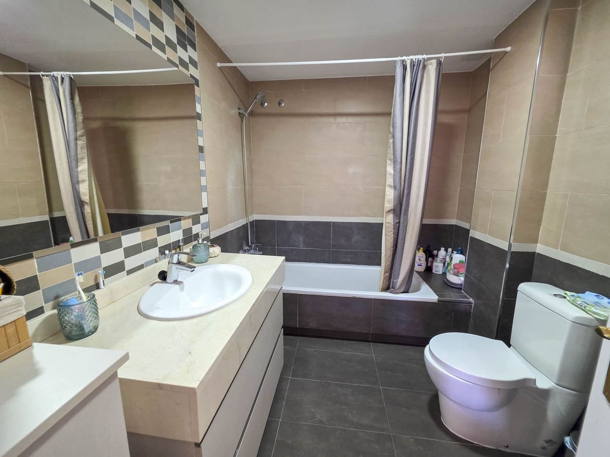 Drie-slaapkamerappartement met glazen terrassen en zeezicht in Viñedos del Mar, La Duquesa in La Duquesa - foto 7