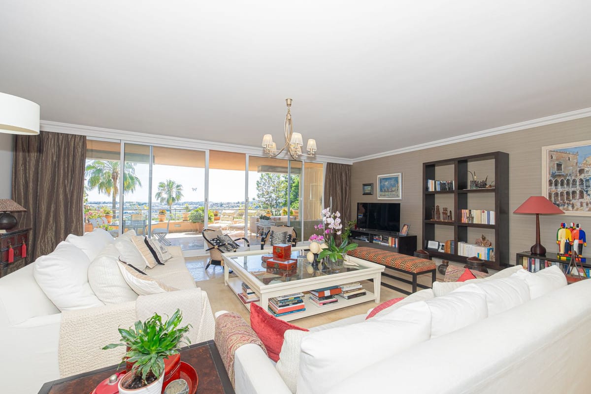 Ruim driekamer-subpenthouse met panoramisch zeezicht in Magna Marbella in Nueva Andalucía - foto 2