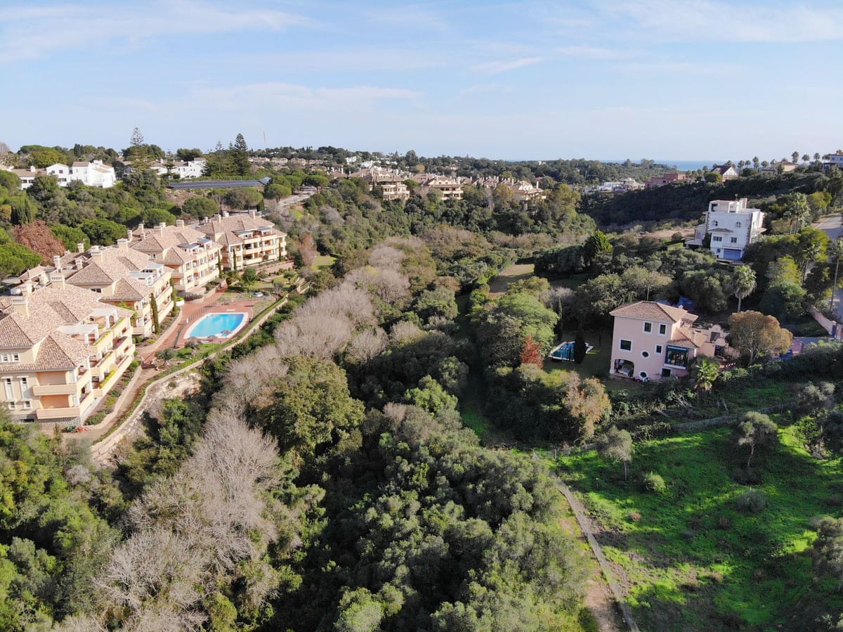 EXCLUSIEVE URBAN KAVEL IN SOTOGRANDE: BOUWVERGUNNING EN LEGES REEDS BETAALD in Sotogrande - foto 10