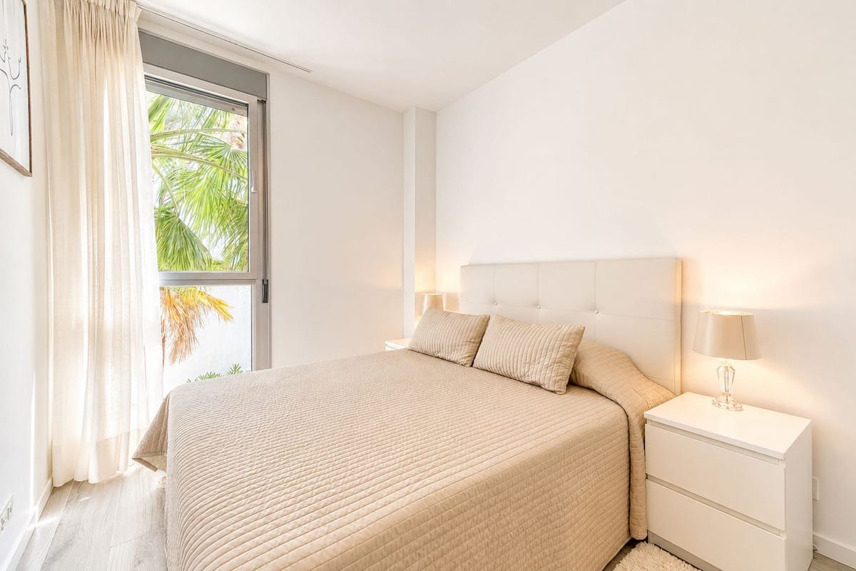 Drie-slaapkamer appartement met panoramisch zeezicht in Estepona in Estepona - foto 11