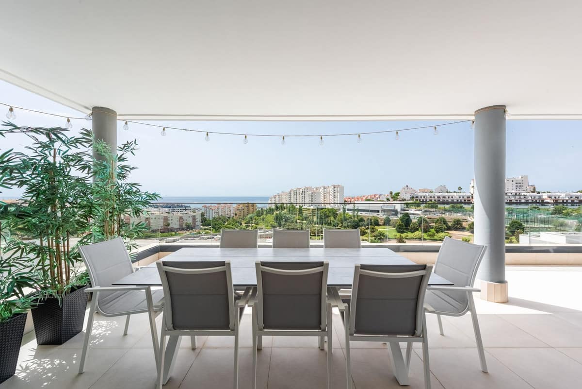 Vier-slaapkamerappartement met panoramisch zeezicht in Estepona in Estepona - foto 2