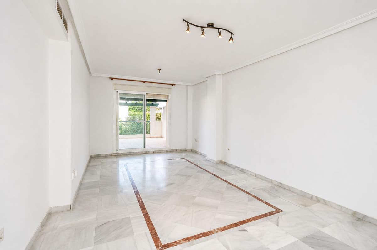 Drie-slaapkamer appartement in Nueva Andalucía met toeristische verhuurlicentie in Nueva Andalucía - foto 2