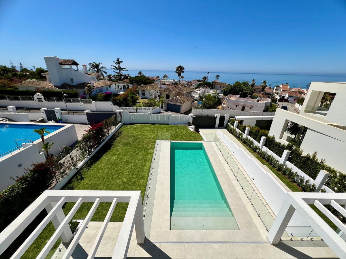 Moderne nieuwbouwvilla aan de tweede lijn strand in Elviria in Elviria - foto 11